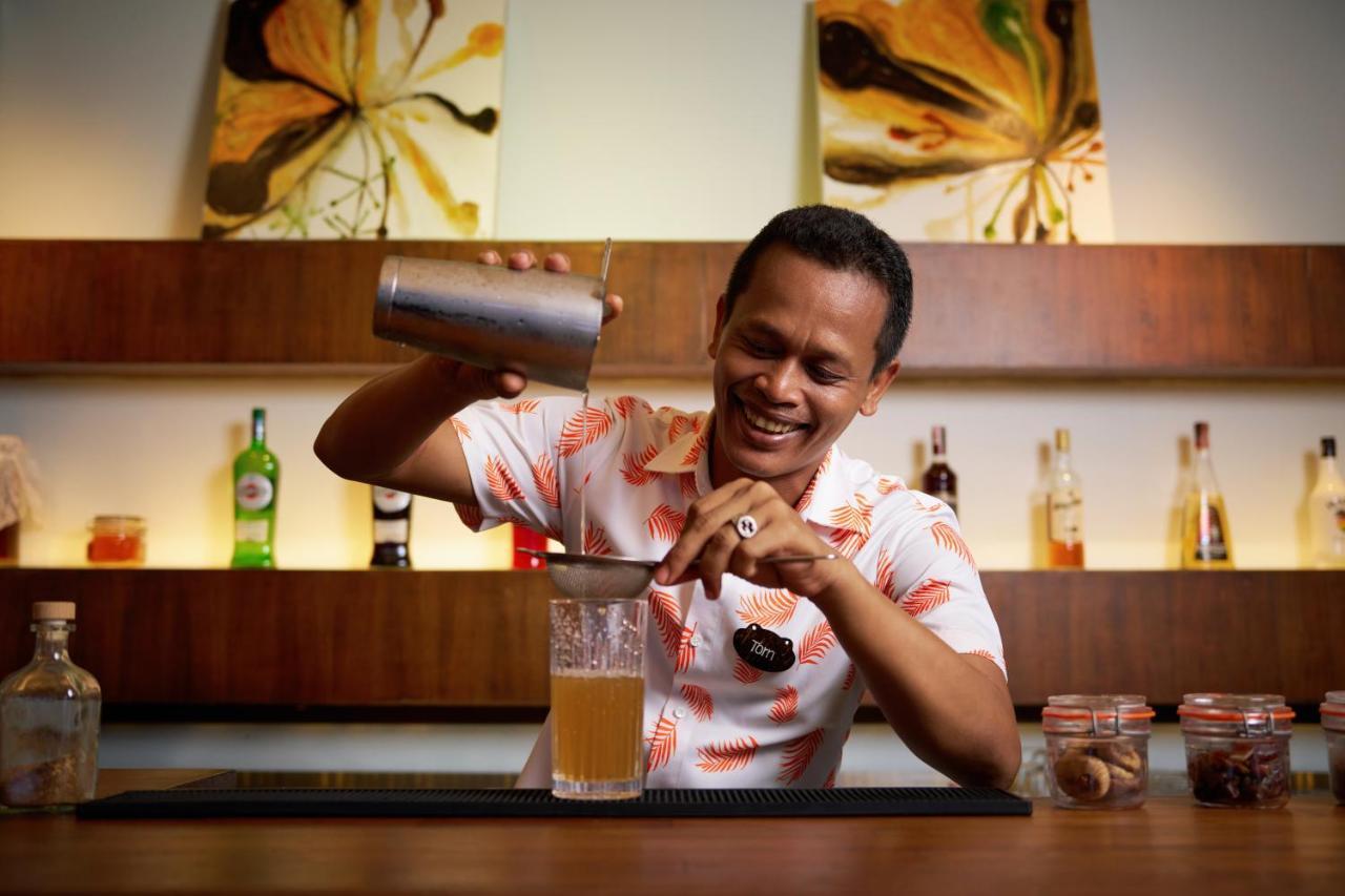 Garrya Tongsai Bay Samui Hotel Choeng Mon Exterior photo A bartender at work