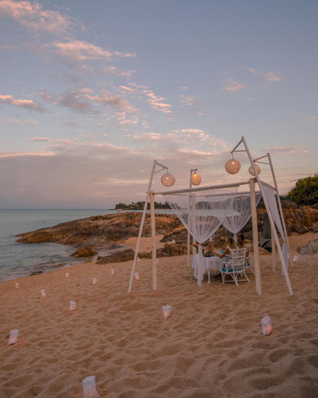 Garrya Tongsai Bay Samui Hotel Choeng Mon Exterior photo A beachside dinner at the resort